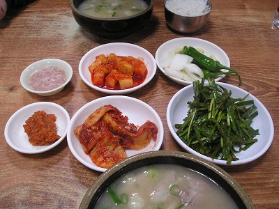 馬山食堂 マサンシクタン アミの塩辛や、塩、キムチ等の付け合わせ